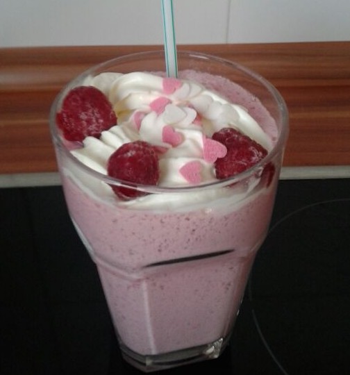 Himbeer Milchshake mit Vanille Eis | kochmeisterin.de